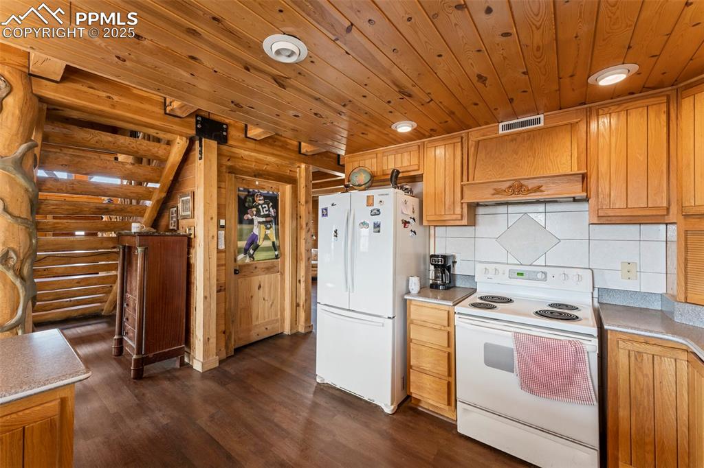 Image 10 of 37: Kitchen