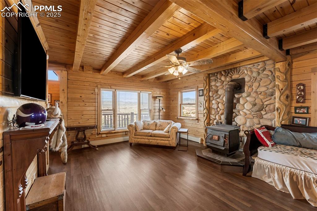 Image 11 of 37: Family Room