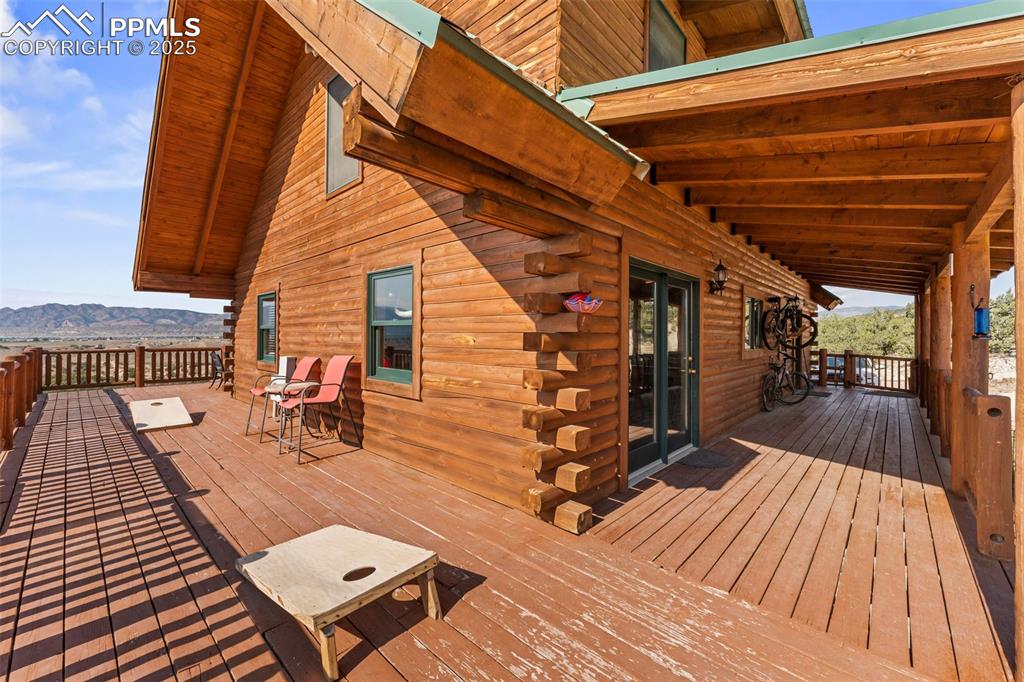 Image 28 of 37: Deck