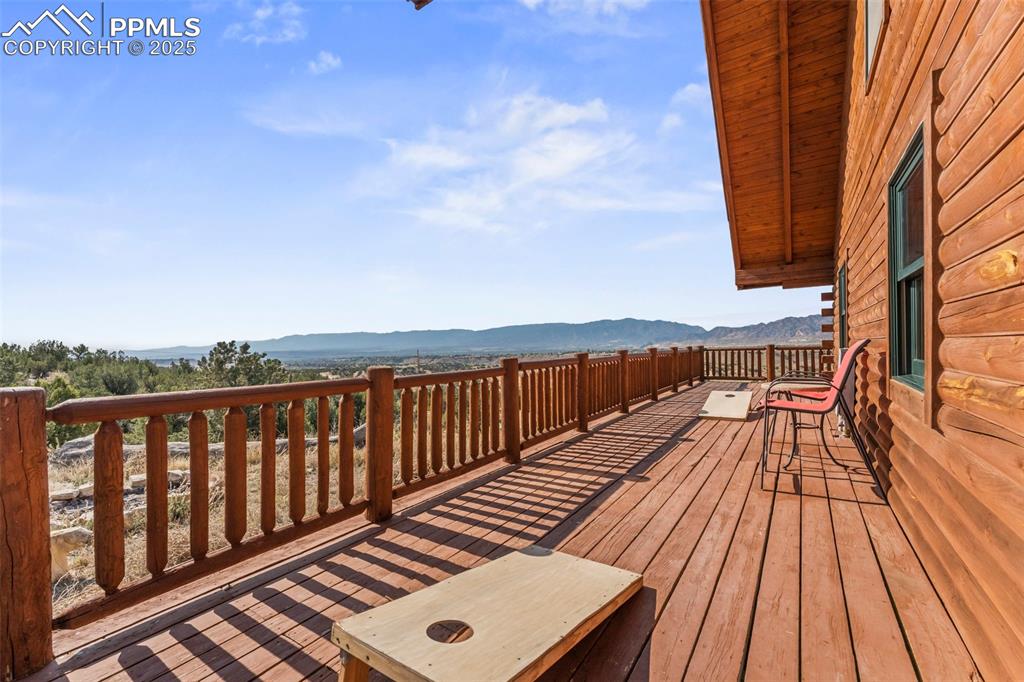 Image 29 of 37: Deck