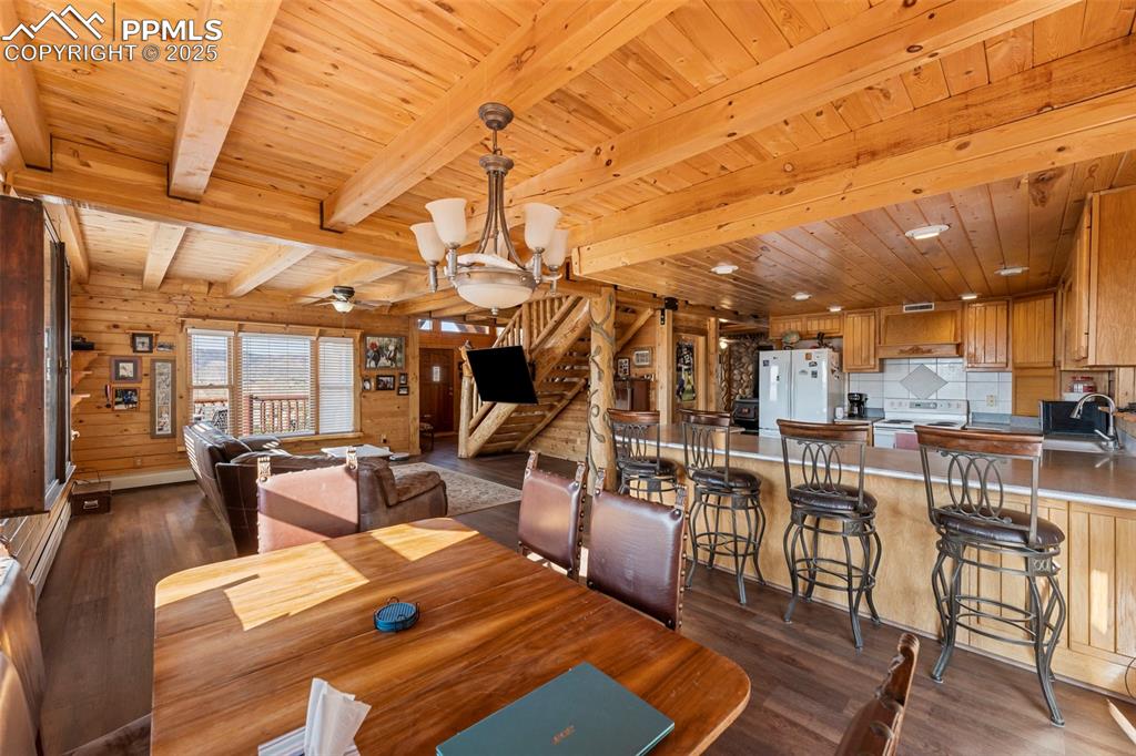 Image 7 of 37: Dining Area