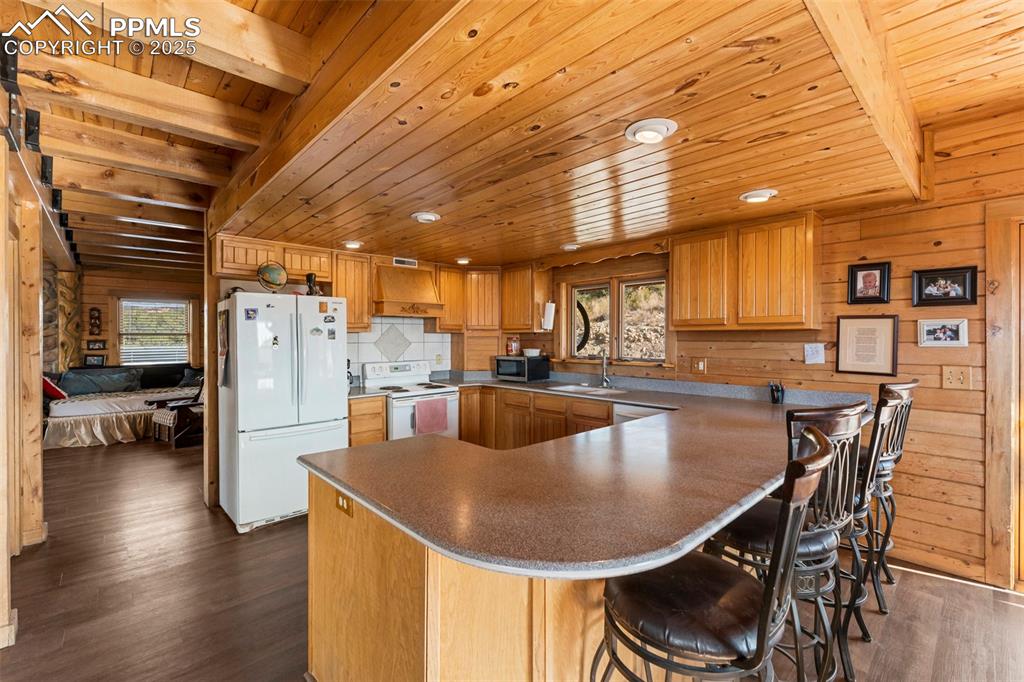 Image 8 of 37: Kitchen