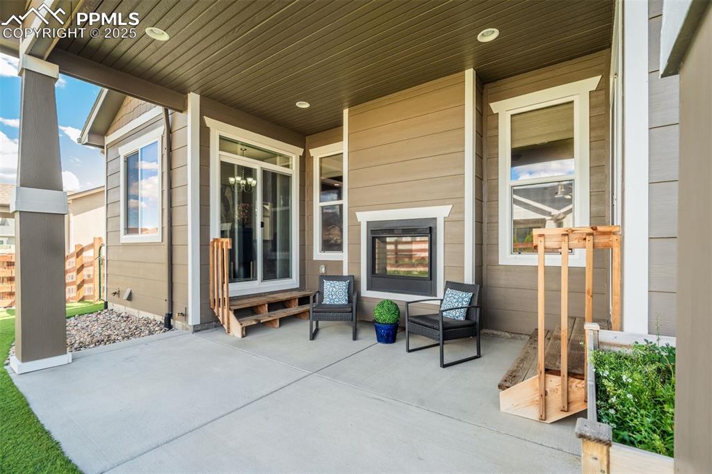 Image 14 of 41: Patio