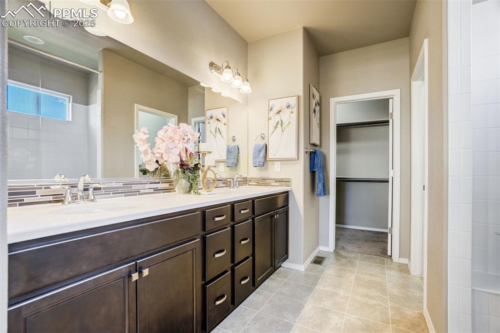 Image 21 of 41: Bathroom