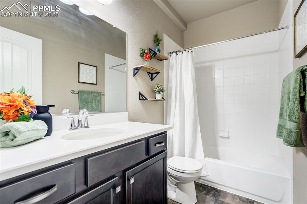 Image 25 of 41: Bathroom