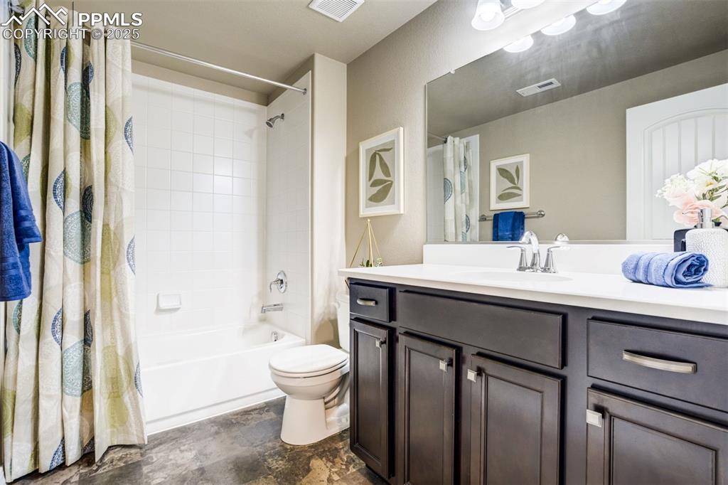 Image 35 of 41: Bathroom