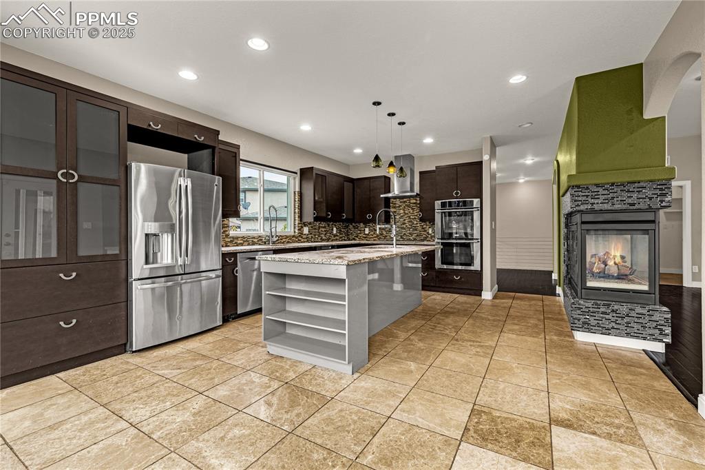 Image 16 of 50: Kitchen