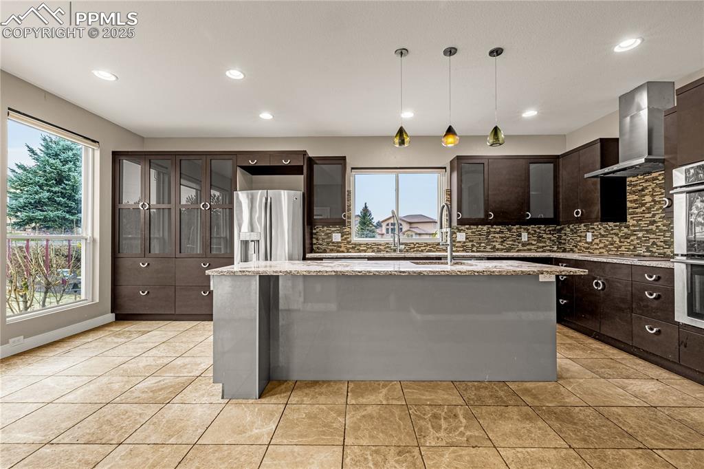 Image 17 of 50: Kitchen