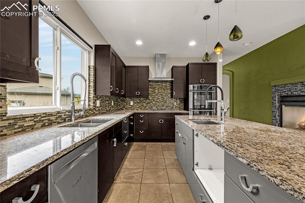 Image 19 of 50: Kitchen