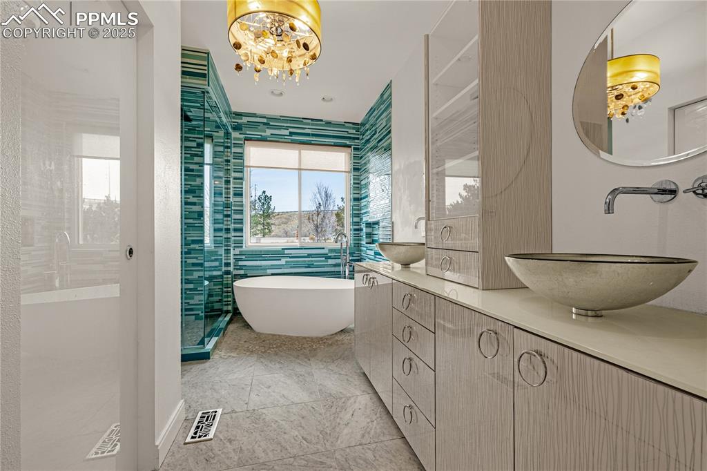 Image 26 of 50: Bathroom