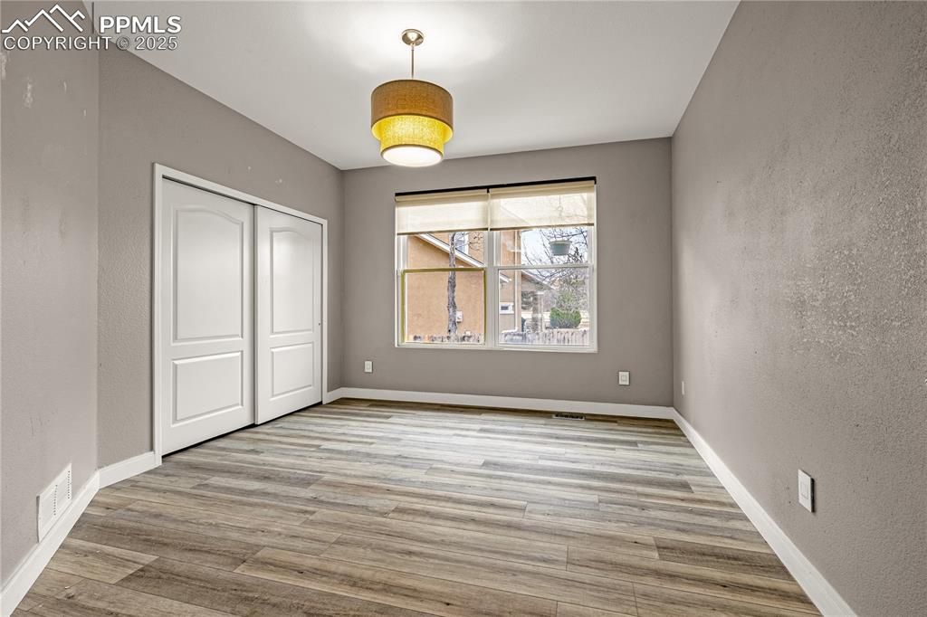 Image 31 of 50: Bedroom