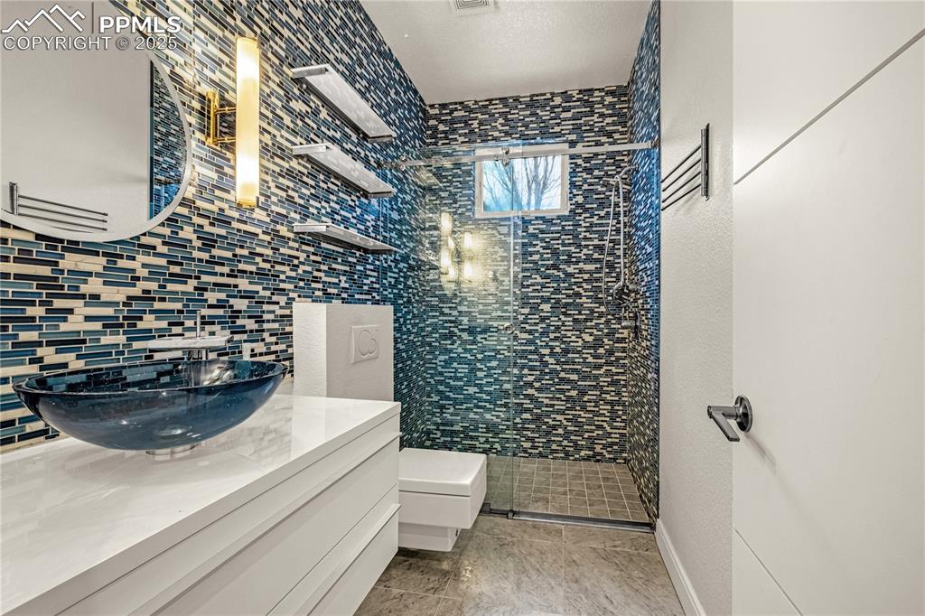 Image 32 of 50: Bathroom