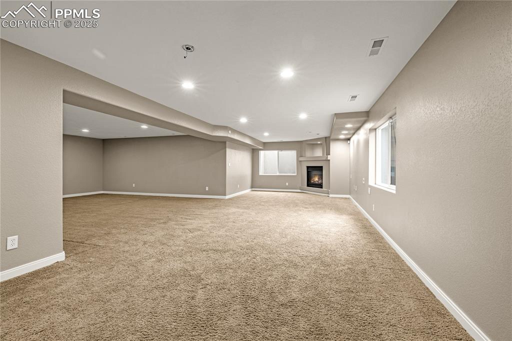 Image 34 of 50: Living Room