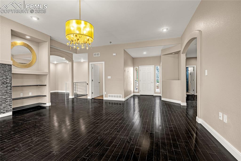 Image 5 of 50: Living Room