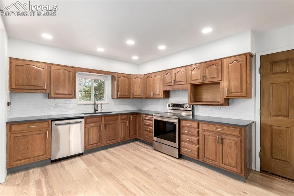 Image 13 of 38: Kitchen