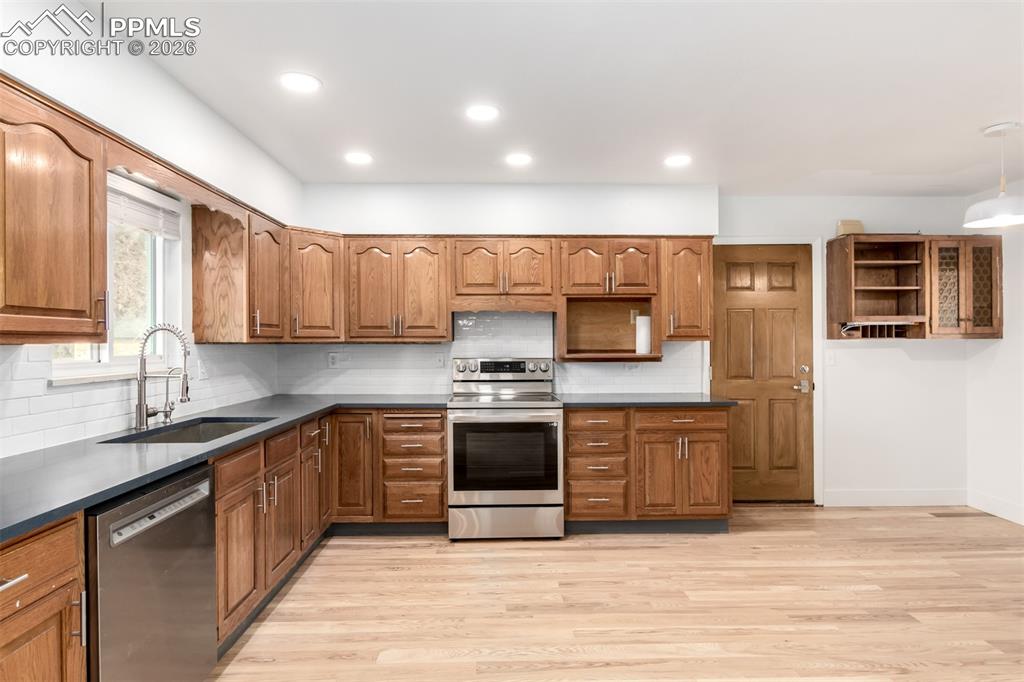 Image 14 of 38: Kitchen