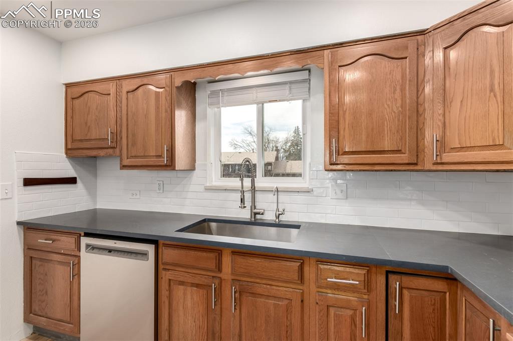 Image 15 of 38: Kitchen