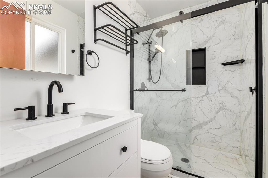 Image 18 of 38: Bathroom