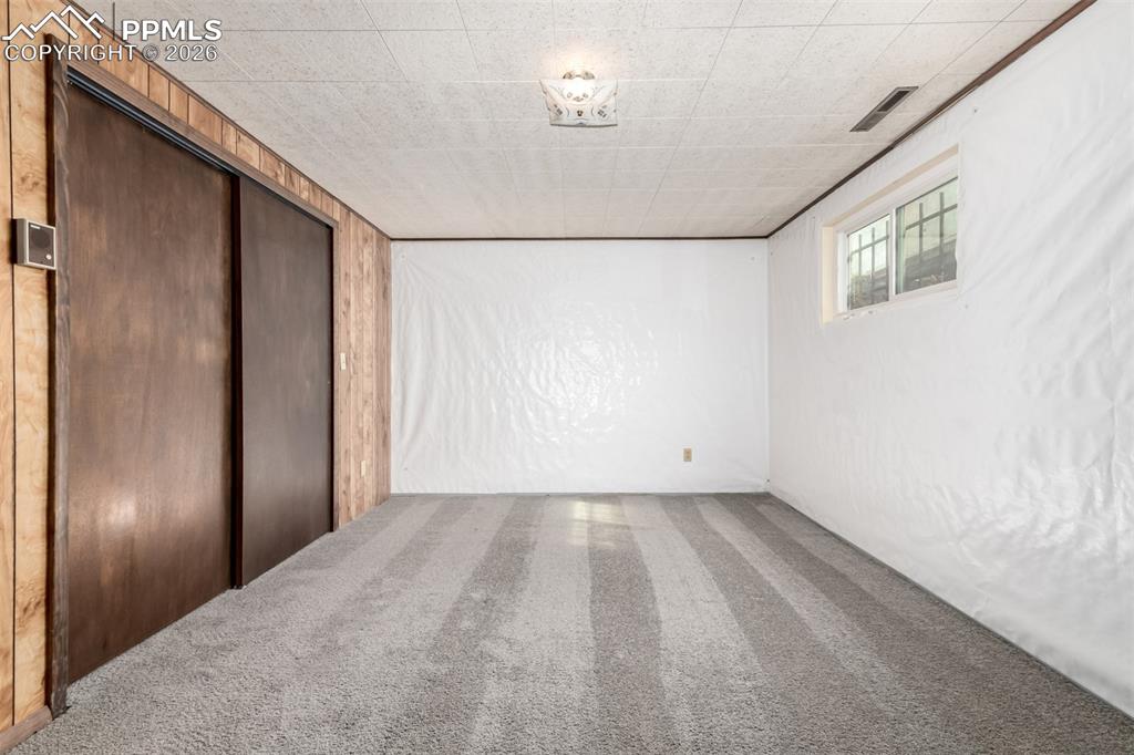 Image 31 of 38: Bedroom