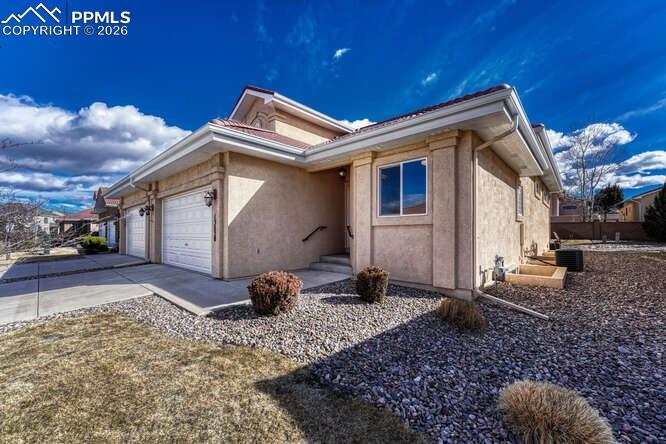 Image 39 of 41: End Unit with lots of space