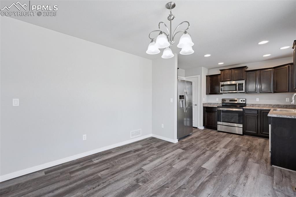 Image 10 of 24: Dining Area