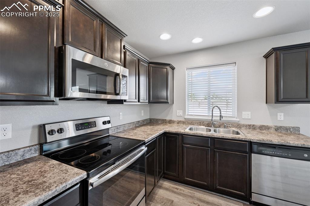 Image 12 of 24: Kitchen