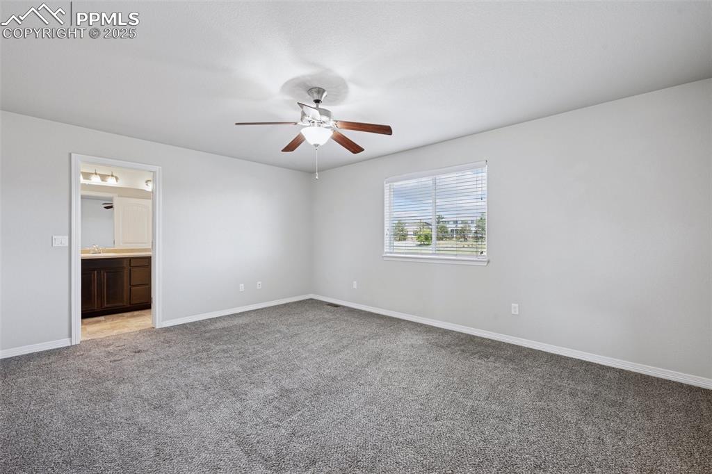 Image 16 of 24: Bedroom