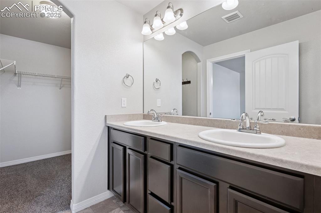 Image 18 of 24: Bathroom