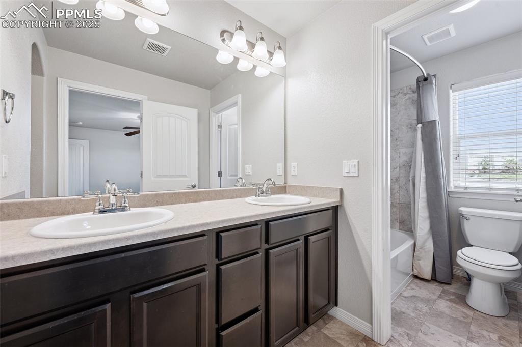 Image 4 of 24: Bathroom