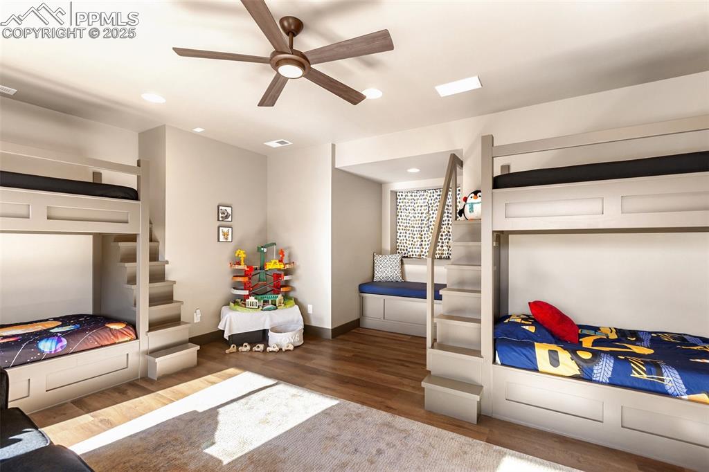 Image 31 of 48: Bedroom