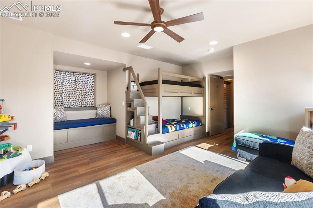 Image 32 of 48: Bedroom