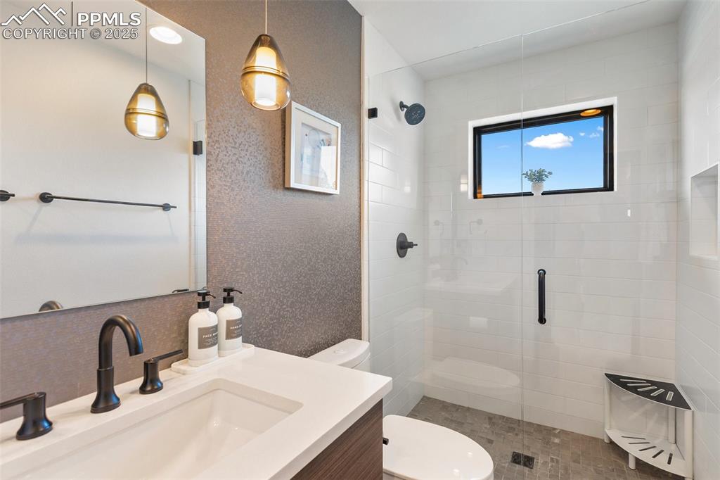 Image 37 of 48: Upper level bathroom