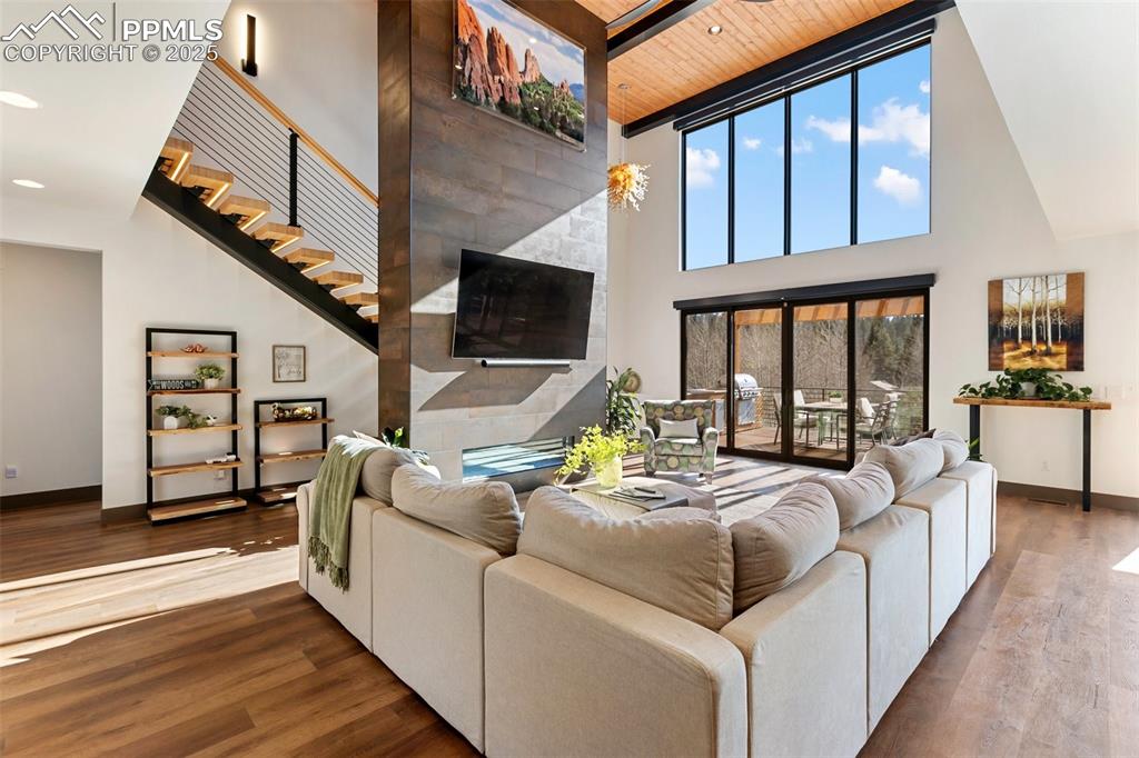 Image 38 of 48: Living Room