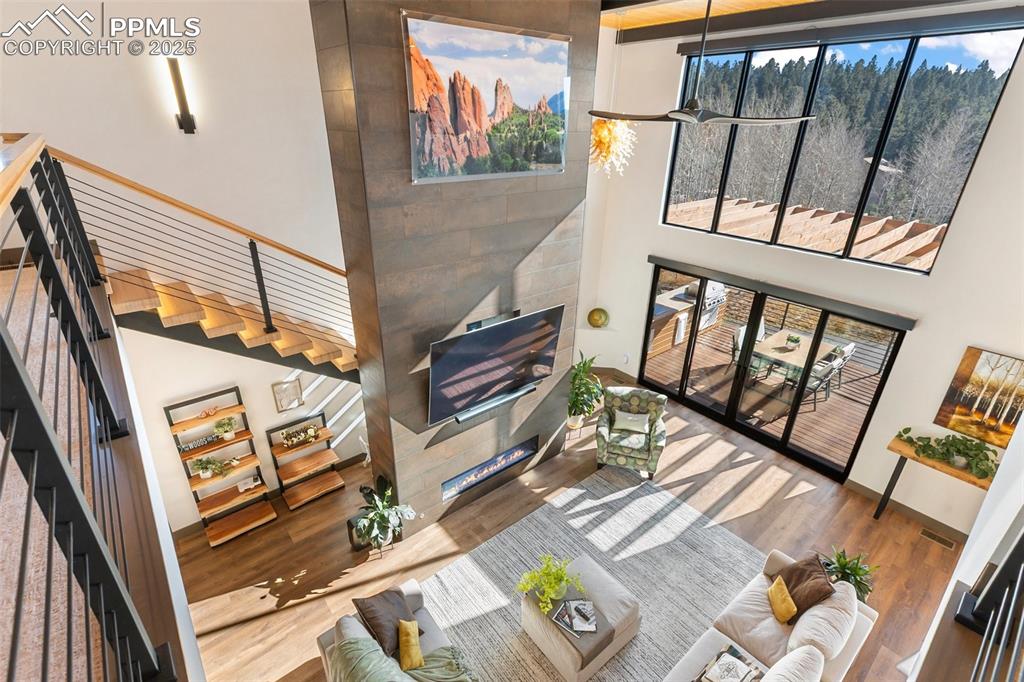 Image 39 of 48: Living Room