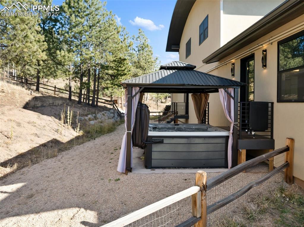 Image 46 of 48: Yard