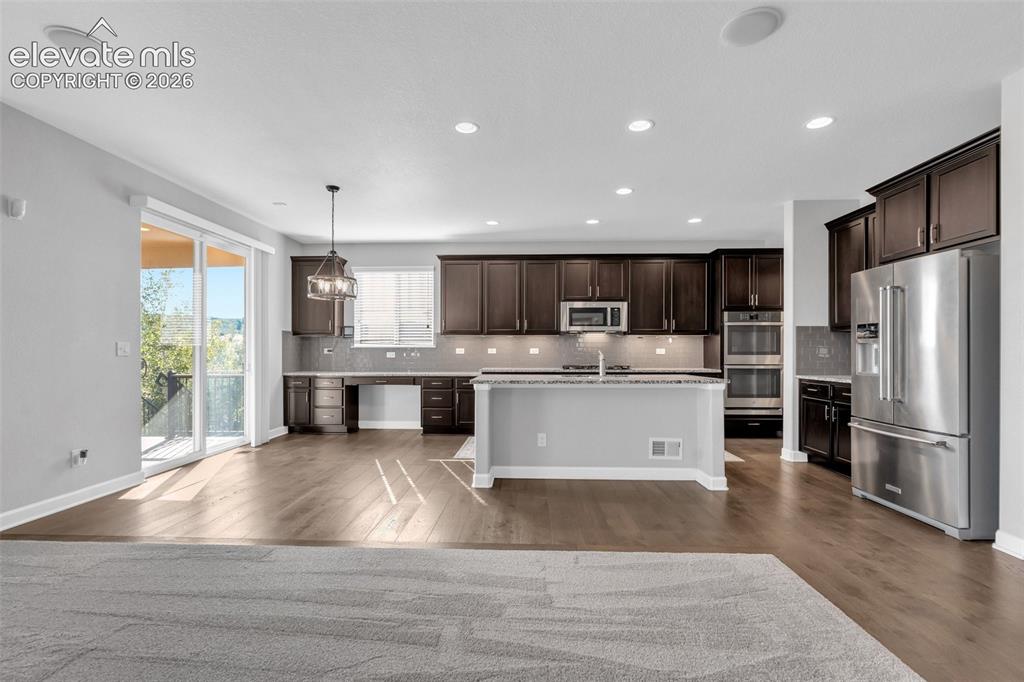 Image 10 of 50: Kitchen