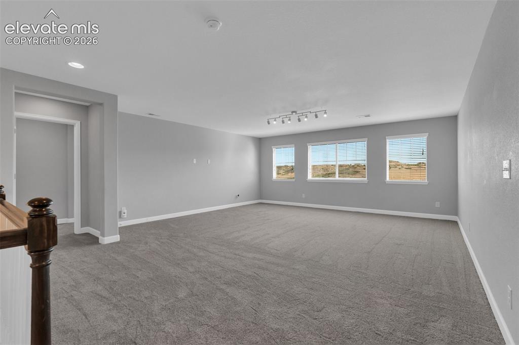 Image 18 of 50: Loft