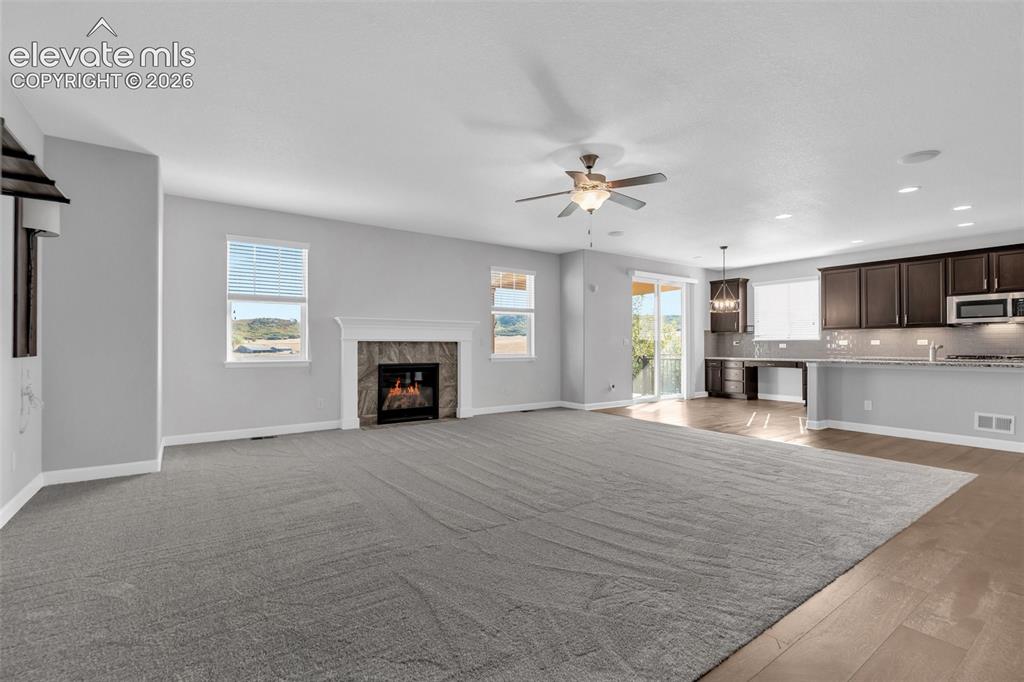 Image 8 of 50: Living Room
