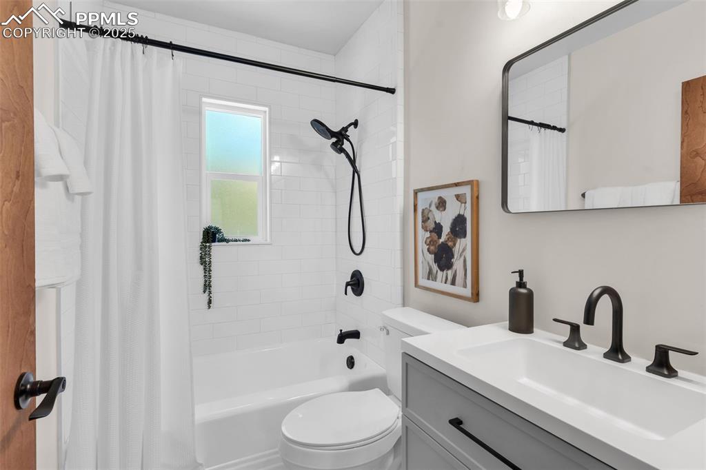 Image 16 of 36: Bathroom