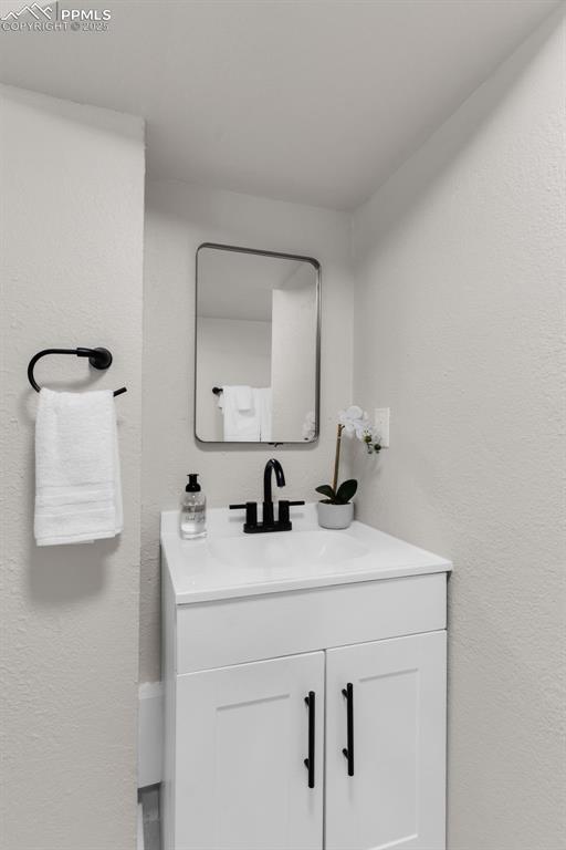 Image 26 of 36: Bathroom