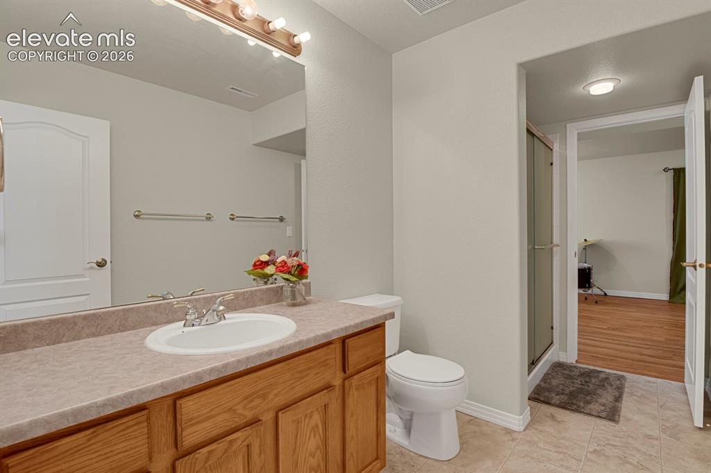 Image 35 of 47: Bathroom
