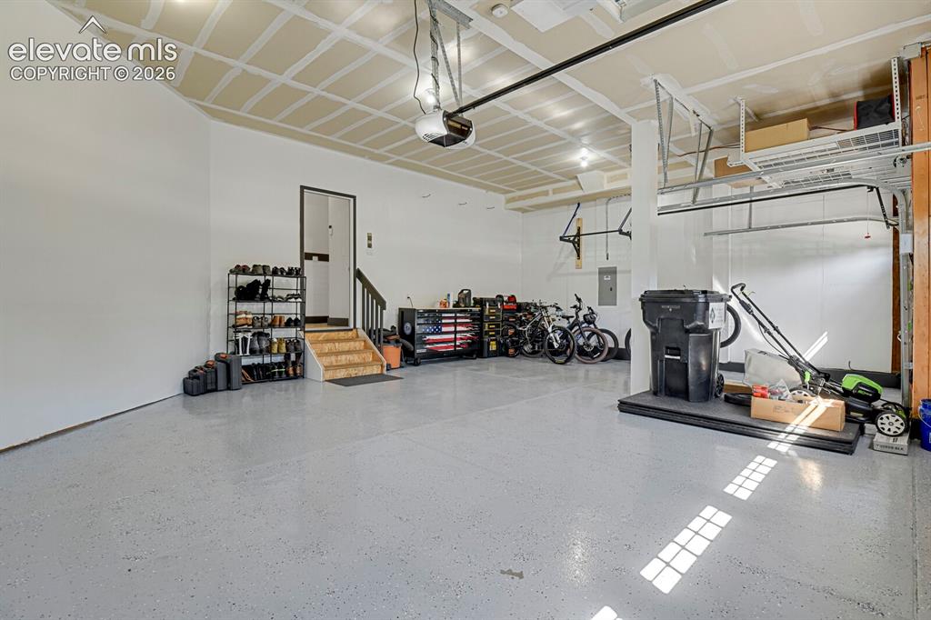 Image 36 of 47: Garage