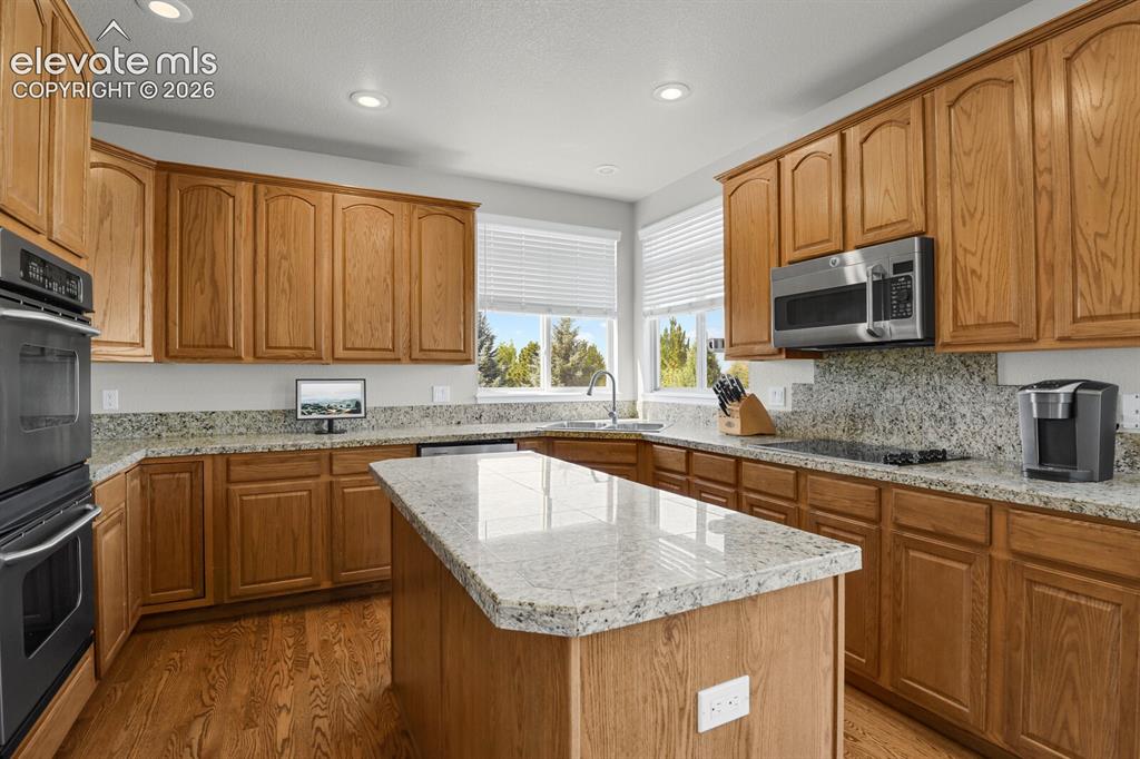 Image 4 of 47: Kitchen