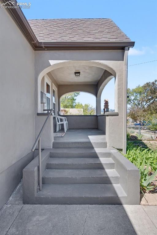 Image 10 of 40: Patio