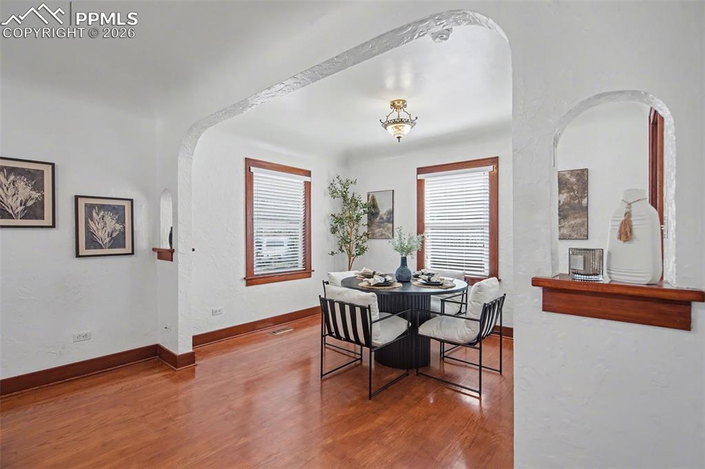 Image 12 of 40: Dining Area