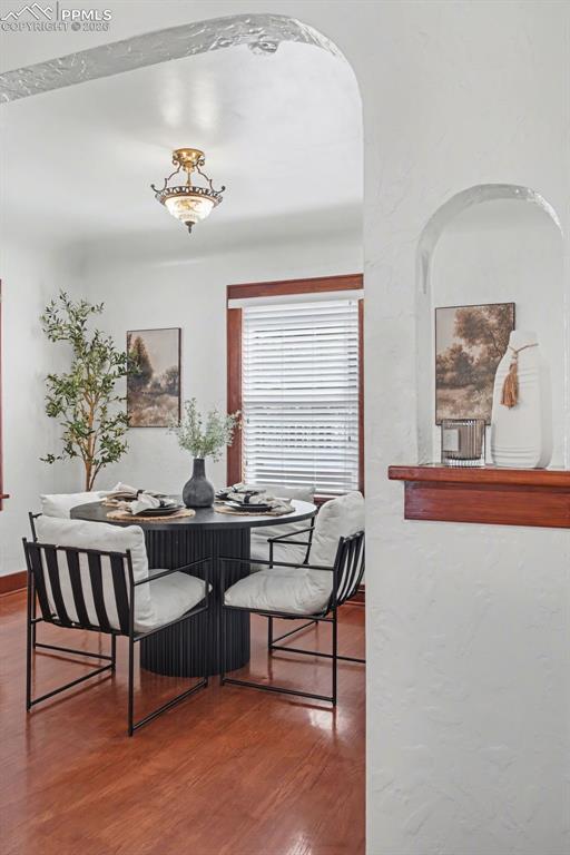 Image 14 of 40: Dining Area