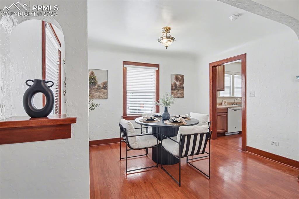 Image 15 of 40: Dining Area