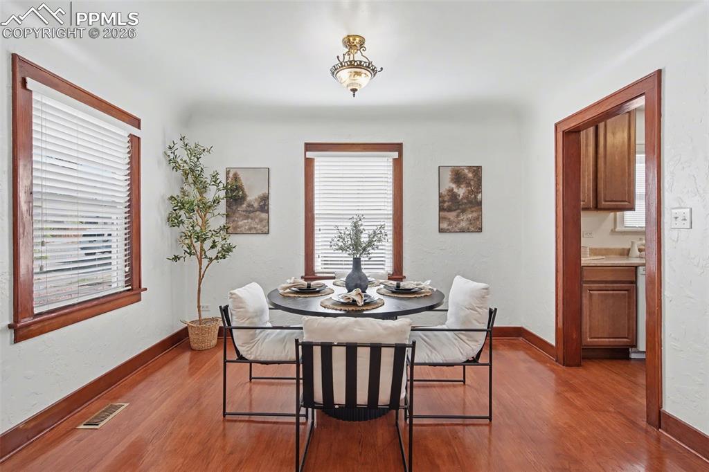 Image 16 of 40: Dining Area