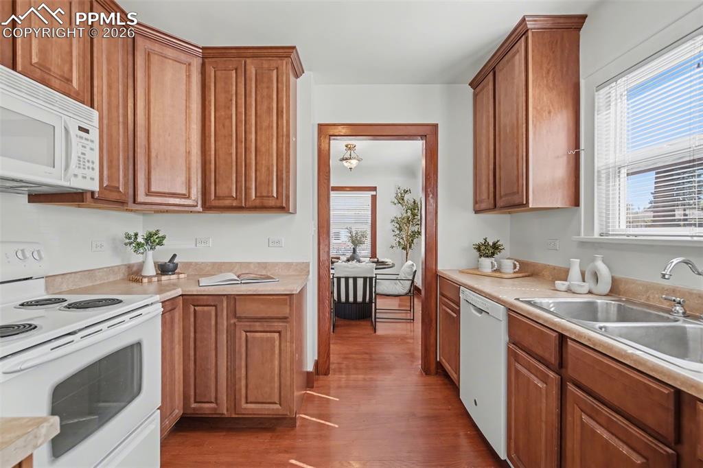 Image 17 of 40: Kitchen