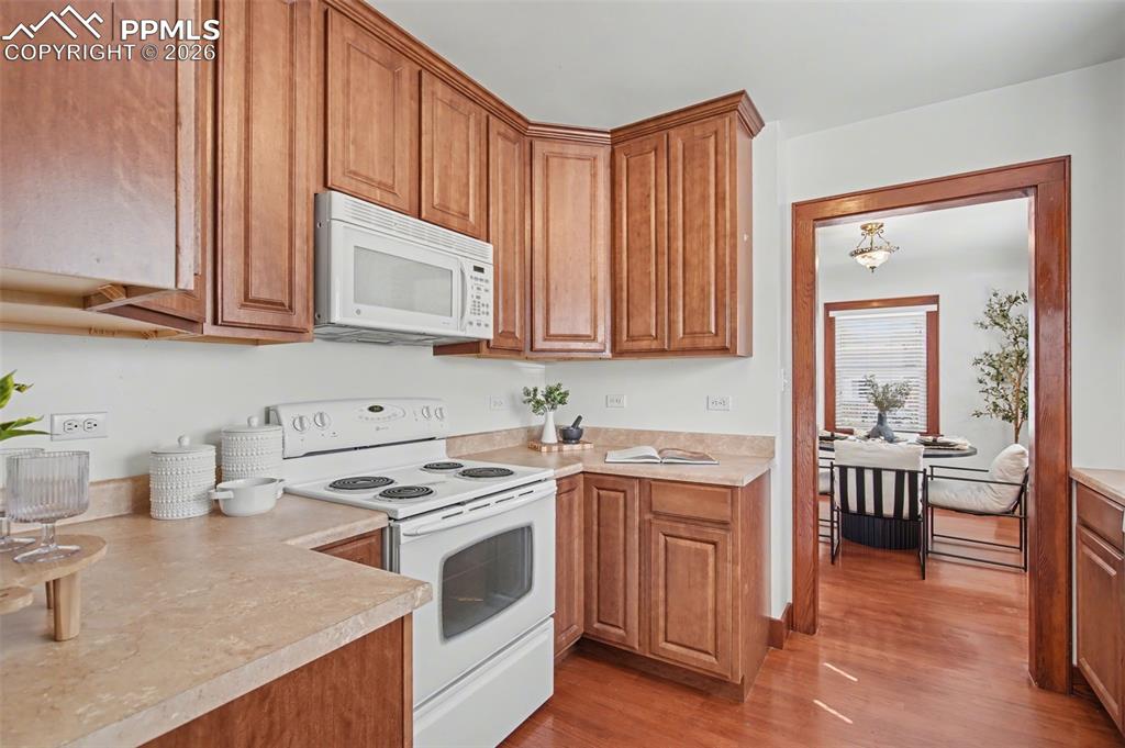 Image 18 of 40: Dining Area